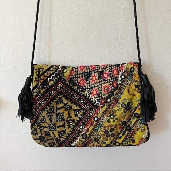Gypsy Hollywood Beaded Pattern Crossbody Bag - Picture 4 of 6